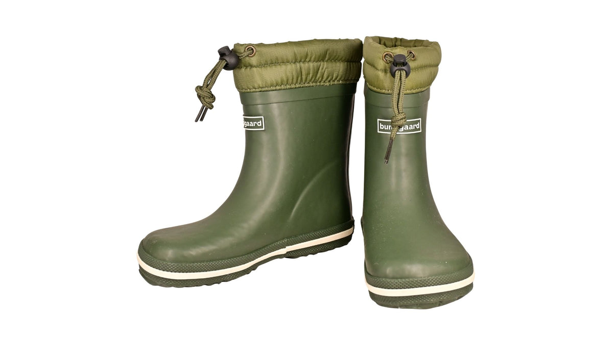 Barfußgummistiefel mit breiter Zehenbox, flexibler Sohle, geschlossenem Schaft mit Kordelzug, geschlossener Fersenbereich, schräge Vorderansicht als Paar