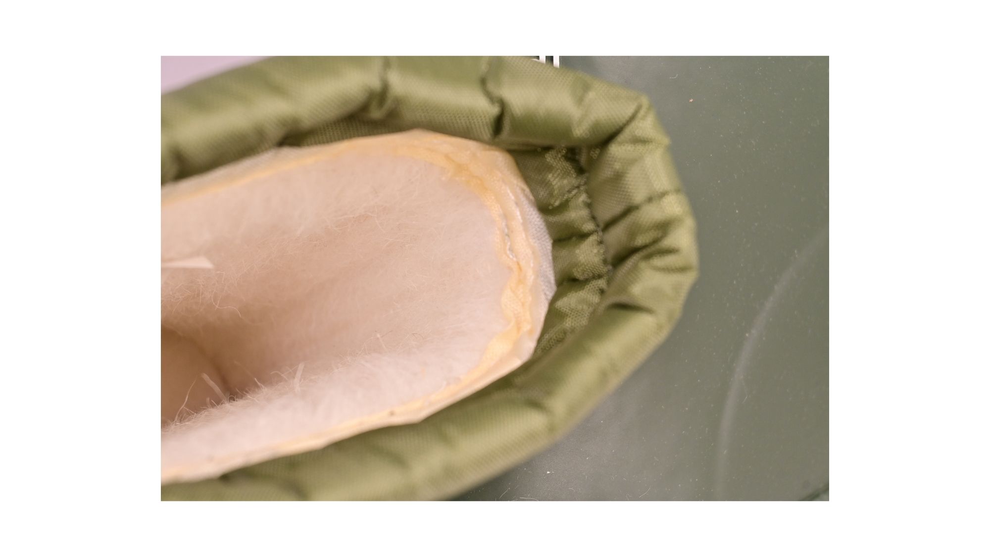 Barfußgummistiefel mit breiter Zehenbox, flexible Sohle, geschlossener Schaft, Detailansicht Innenraum mit sichtbarem Futter