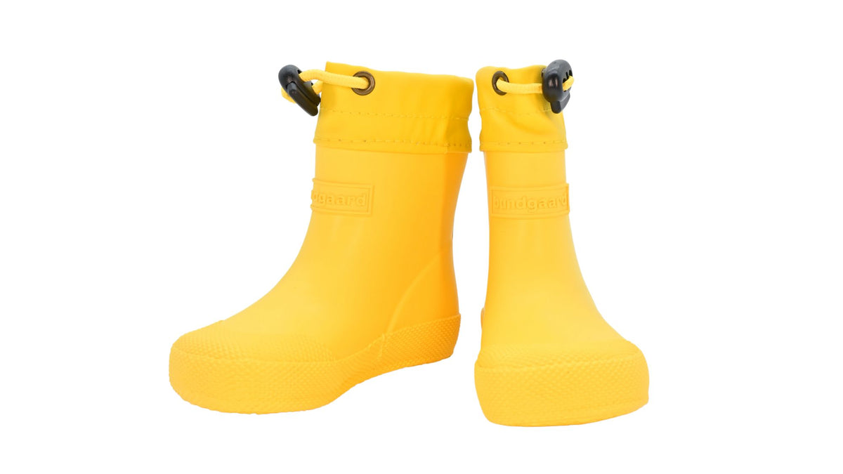 Barfußgummistiefel mit breiter Zehenbox, flexibler Sohle, geschlossenem Schaft, geschlossener Fersenbereich, schräge Vorderansicht, Paar