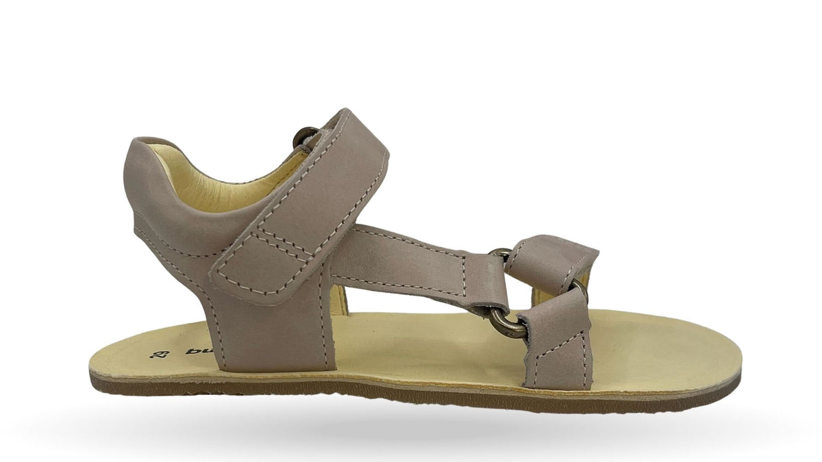 Barfußsandale mit Zehensteg und Klettverschluss, offene Zehen, offener Fersenbereich, flexible Sohle, Seitenansicht außen, einzelner Schuh