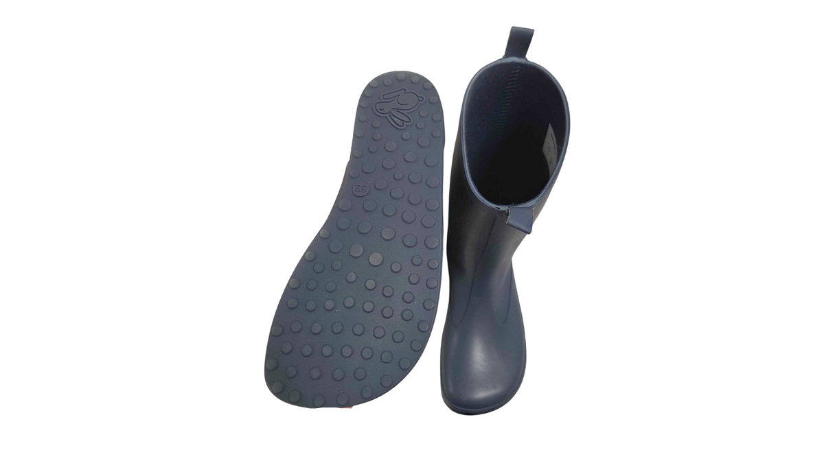 Kinder-Barfußgummistiefel mit breiter Zehenbox, geschlossenem Zehenbereich, geschlossenem Fersenbereich, hohem Schaft, Schlupfform ohne Verschluss, flexible Sohle, Ansicht von unten und Draufsicht, Paar