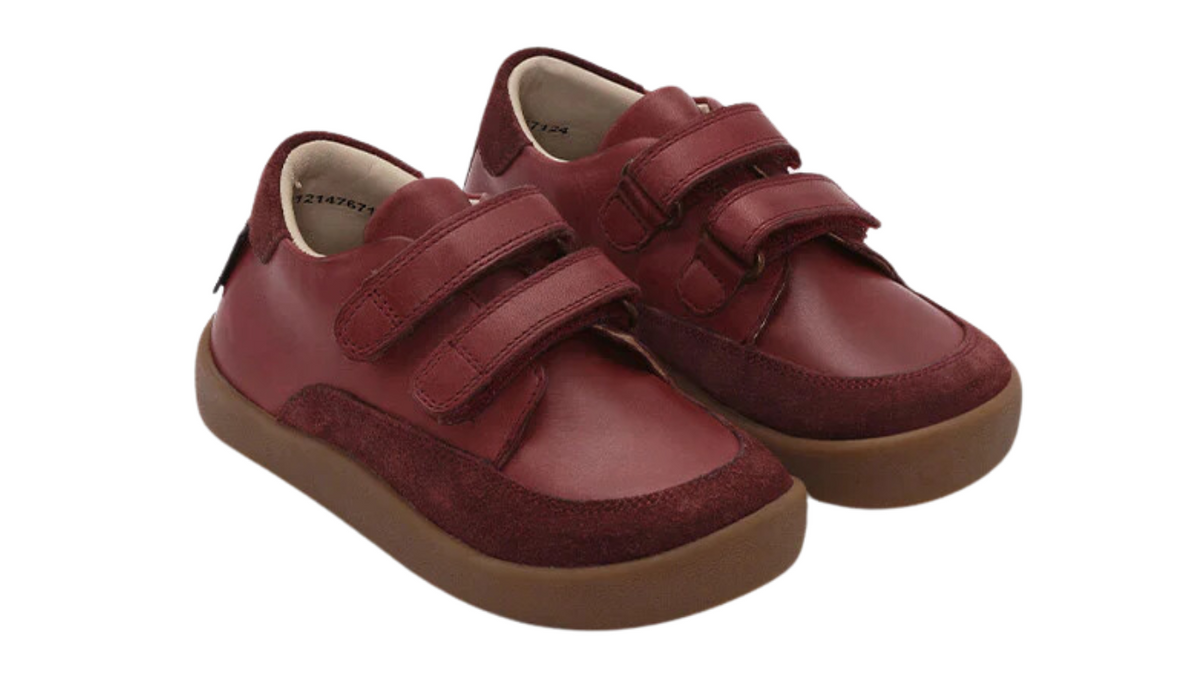 Barfußschuh mit zwei Klettverschlüssen, breite Zehenbox, flexible Sohle, geschlossener Fersenbereich, schräge Vorderansicht, Paar