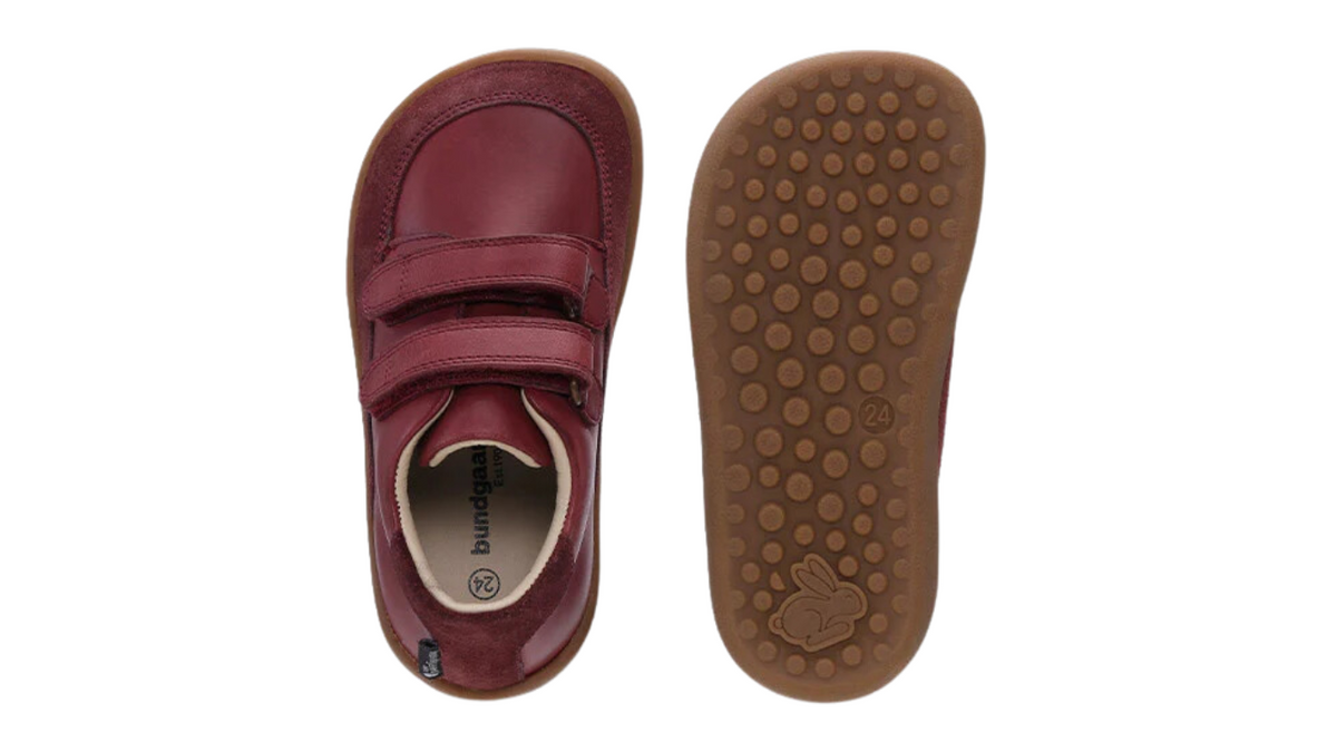 Barfußschuh mit zwei Klettverschlüssen, breite Zehenbox, flexible Sohle, geschlossener Fersenbereich, Draufsicht und Ansicht von unten