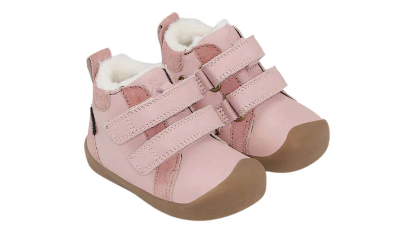 Barfußschuh mit zwei Klettverschlüssen, breite Zehenbox, flexible Sohle, geschlossener Fersenbereich, schräge Vorderansicht, Paar