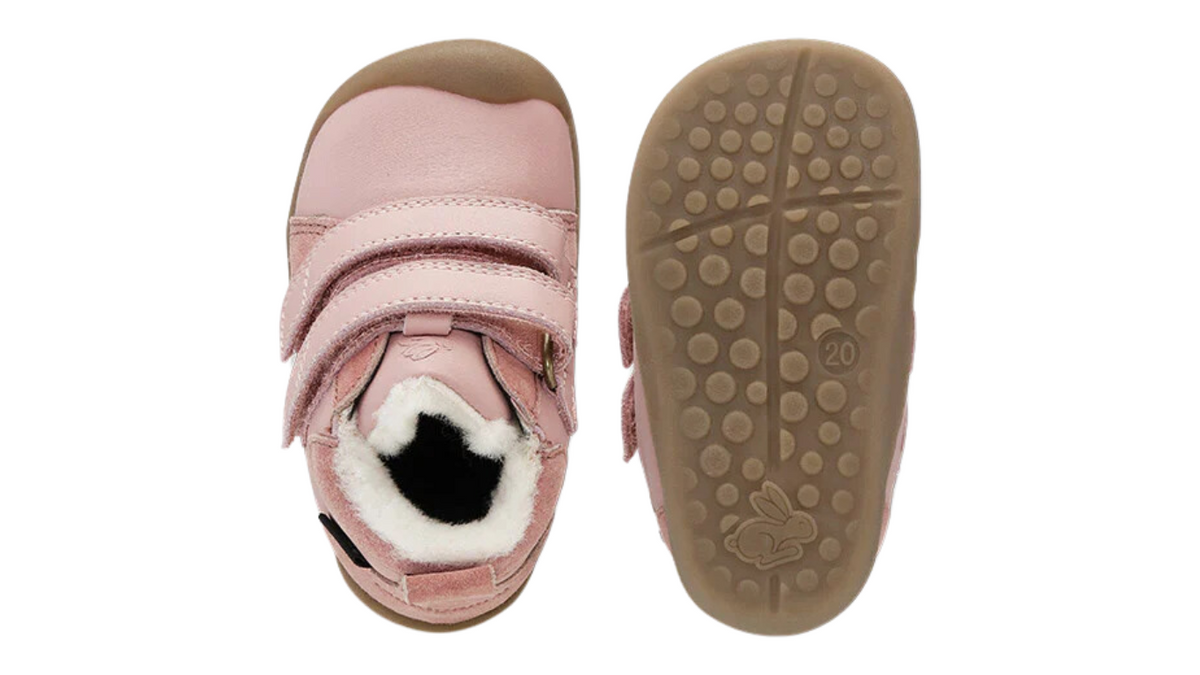 Barfußschuh mit zwei Klettverschlüssen, breite Zehenbox, flexible Sohle, geschlossener Fersenbereich, Draufsicht und Ansicht von unten
