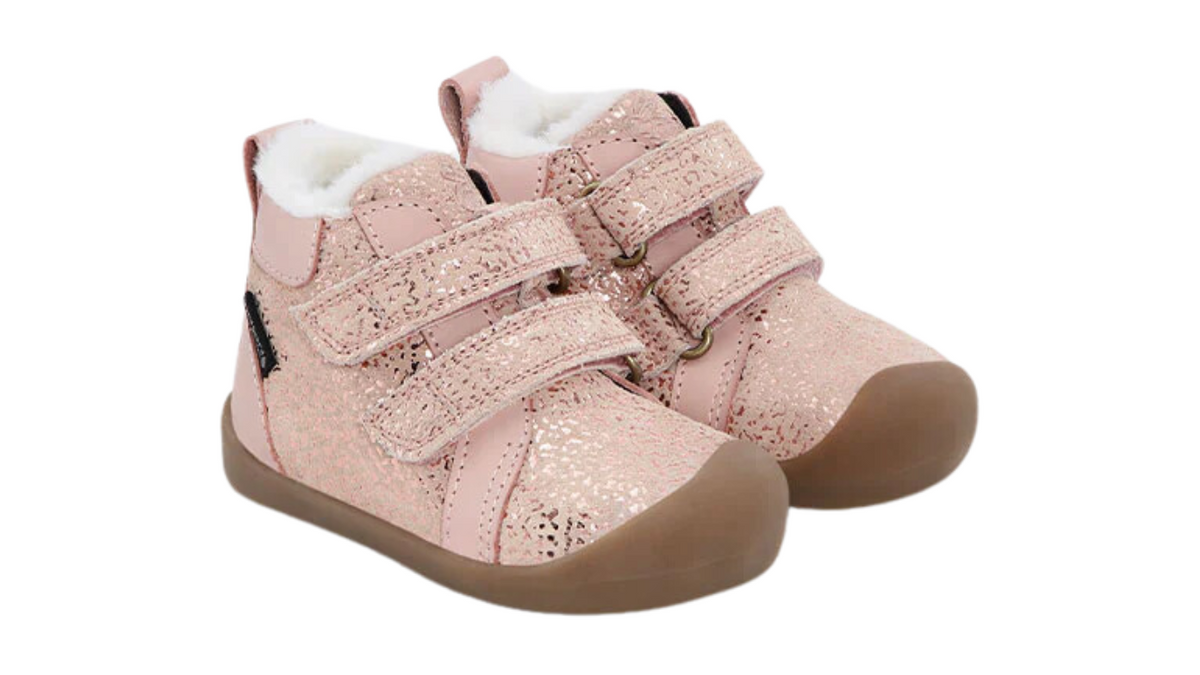 Barfußschuh mit zwei Klettverschlüssen, breite Zehenbox, flexible Sohle, geschlossener Fersenbereich, schräge Vorderansicht, Paar