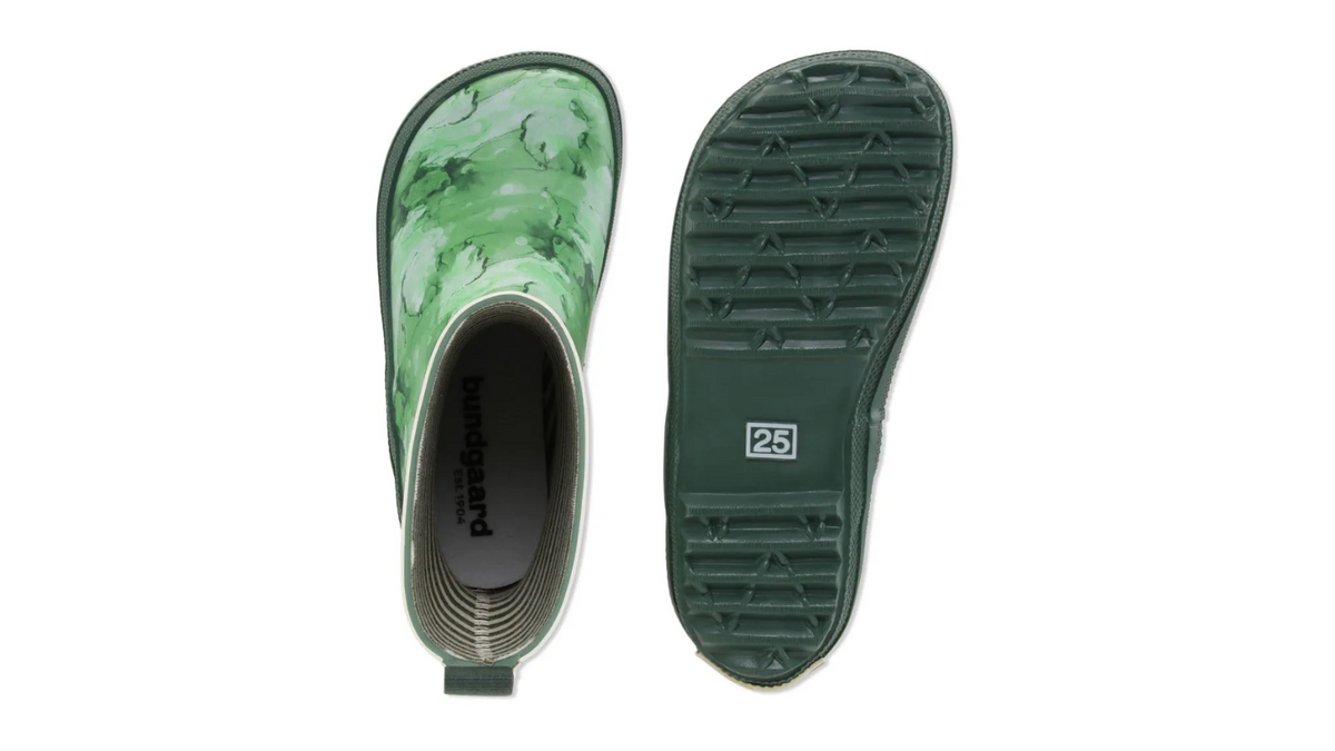 Gummistiefel für Kinder, hoher Schaft, geschlossene Zehen und geschlossener Fersenbereich, profilierte Sohle, Draufsicht und Ansicht von unten als Paar