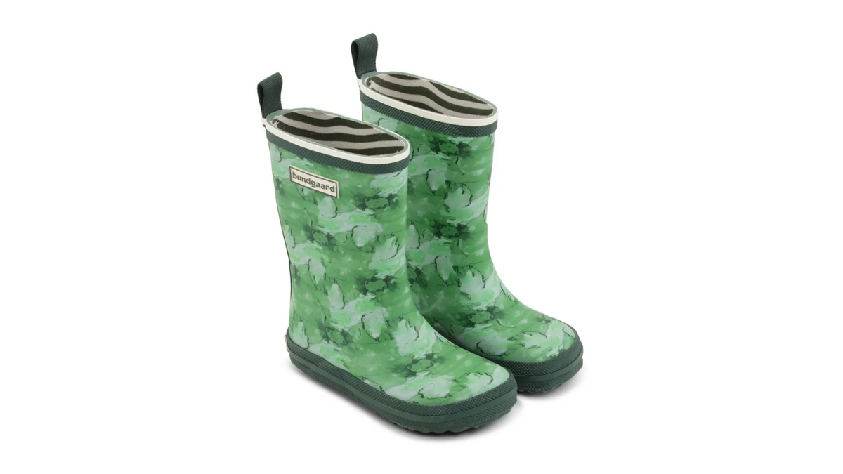 Gummistiefel für Kinder, hoher Schaft, geschlossene Zehen und geschlossener Fersenbereich, profilierte Sohle, Einzelschuh, schräge Vorderansicht als Paar