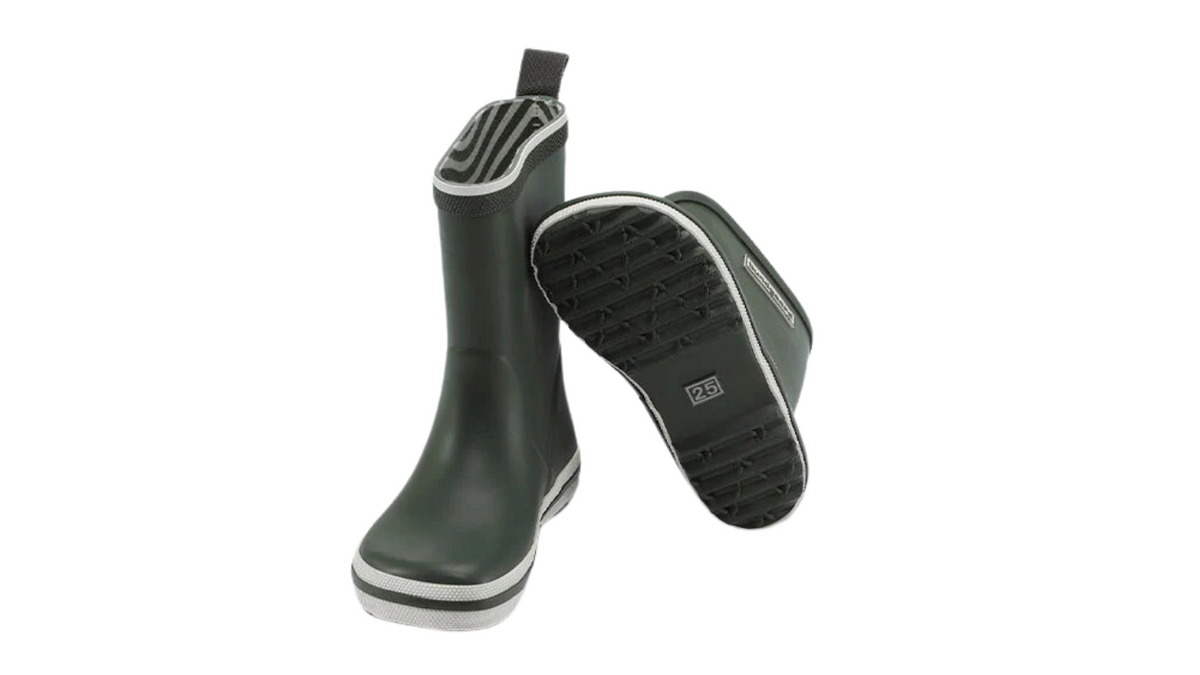 Barfußgummistiefel mit breiter Zehenbox, flexibler Sohle, geschlossenem Schaft, geschlossener Fersenbereich, schräge Vorderansicht, Paar