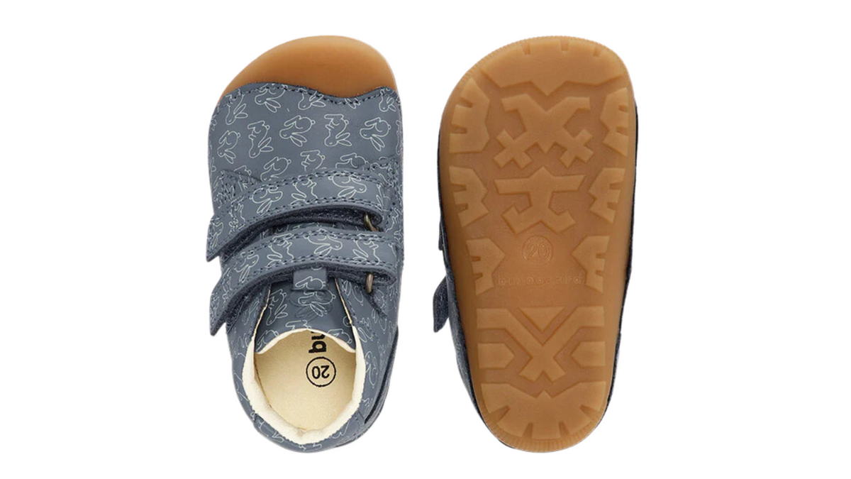 Barfußschuh mit zwei Klettverschlüssen, breite Zehenbox, flexible Sohle, geschlossener Fersenbereich, Draufsicht und Ansicht von unten