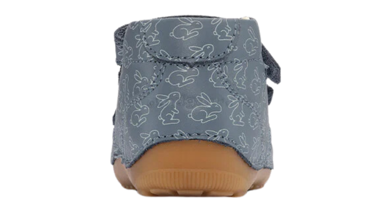 Barfußschuh mit zwei Klettverschlüssen, breite Zehenbox, flexible Sohle, geschlossener Fersenbereich, Rückansicht