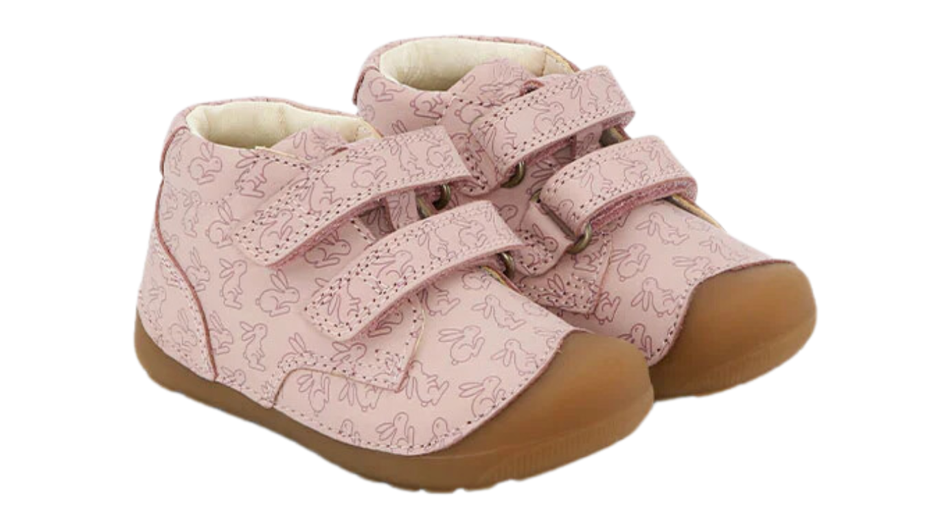 Barfußschuh mit zwei Klettverschlüssen, breite Zehenbox, flexible Sohle, geschlossener Fersenbereich, schräge Vorderansicht, Paar