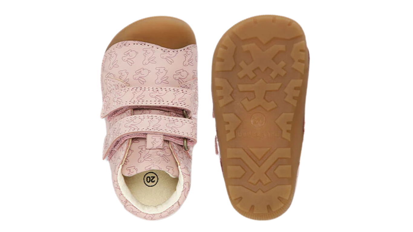 Barfußschuh mit zwei Klettverschlüssen, breite Zehenbox, flexible Sohle, geschlossener Fersenbereich, Draufsicht und Ansicht von unten