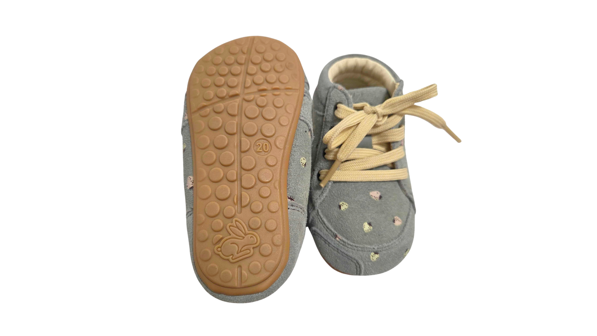 Barfußschuh mit Schnürung, breite Zehenbox, flexible Sohle, geschlossener Fersenbereich, Ansicht von unten und Draufsicht, Paar
