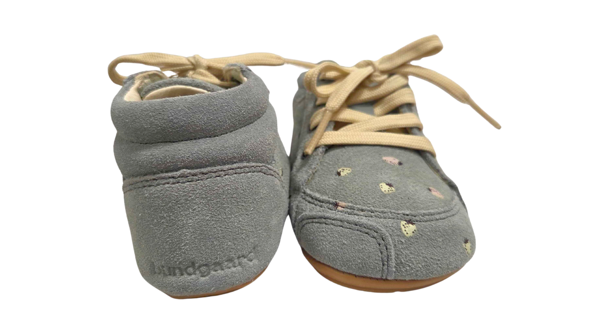 Barfußschuh mit Schnürung, breite Zehenbox, flexible Sohle, geschlossener Fersenbereich, Rück- und Vorderansicht, Paar