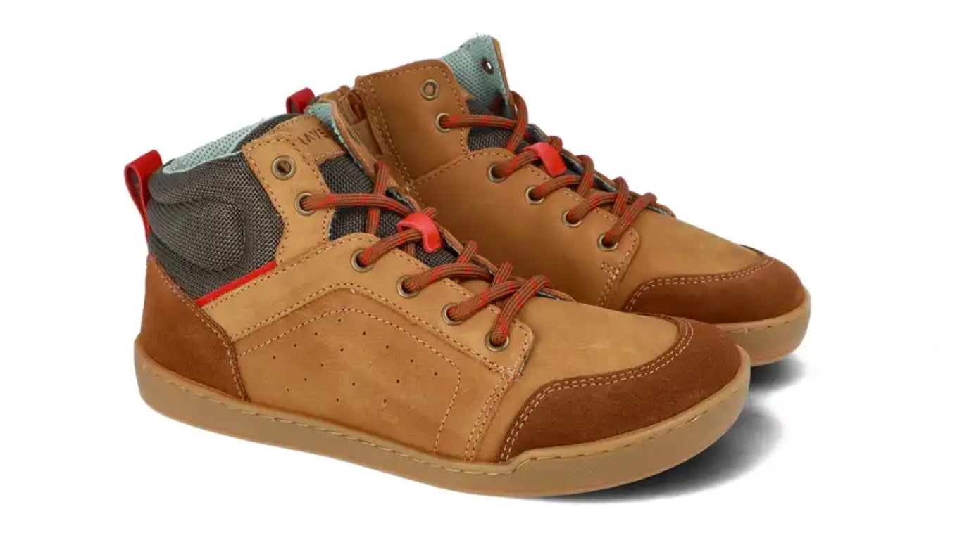 Kinder Barfußschuh mit breiter Zehenbox, flacher Sohle und Schnürung, schräge Vorderansicht