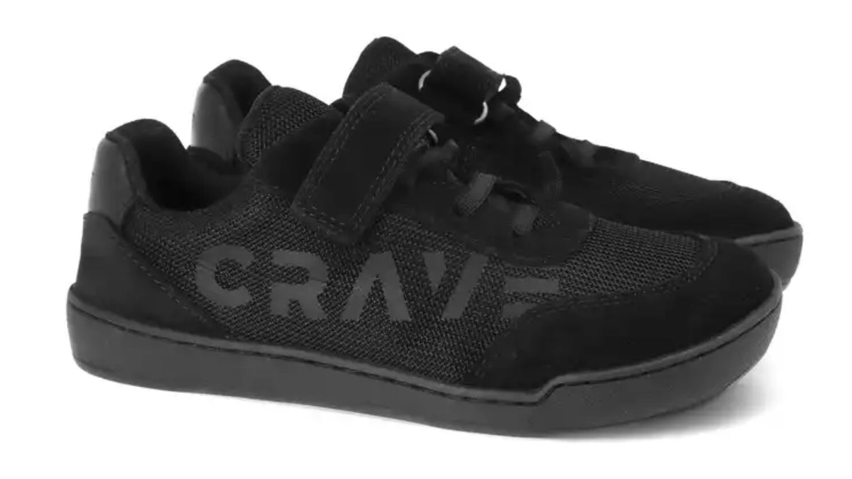 Barfußschuh für Kinder mit Klettverschluss, breiter Zehenbox, flacher flexibler Sohle, geschlossene Zehen und Ferse, schräge Vorderansicht