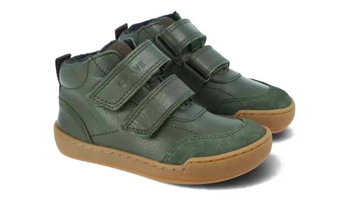 Alltagsbarfußschuh für Kinder, hoch geschnitten, mit breiter Zehenbox, Klettverschluss, geschlossenen Zehen und geschlossener Ferse, schräge Vorderansicht