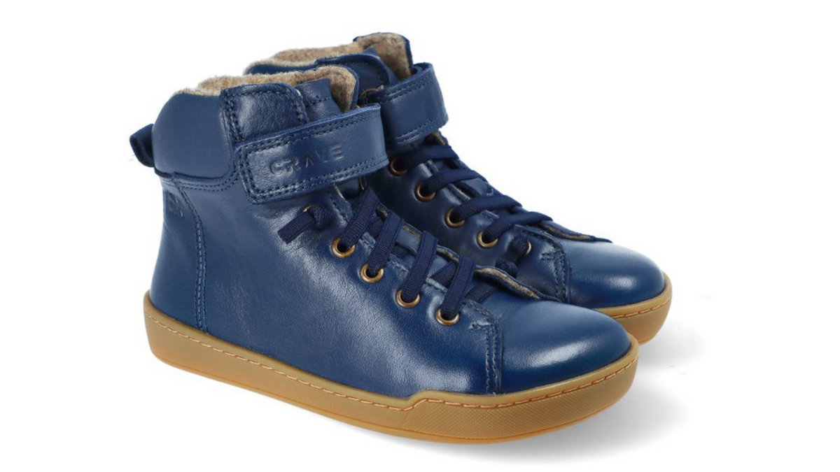 Barfußwinterstiefel für Kinder mit Schnürung und Riemen, breite Zehenbox, flexible Sohle, geschlossene Zehen und Ferse, schräge Vorderansicht