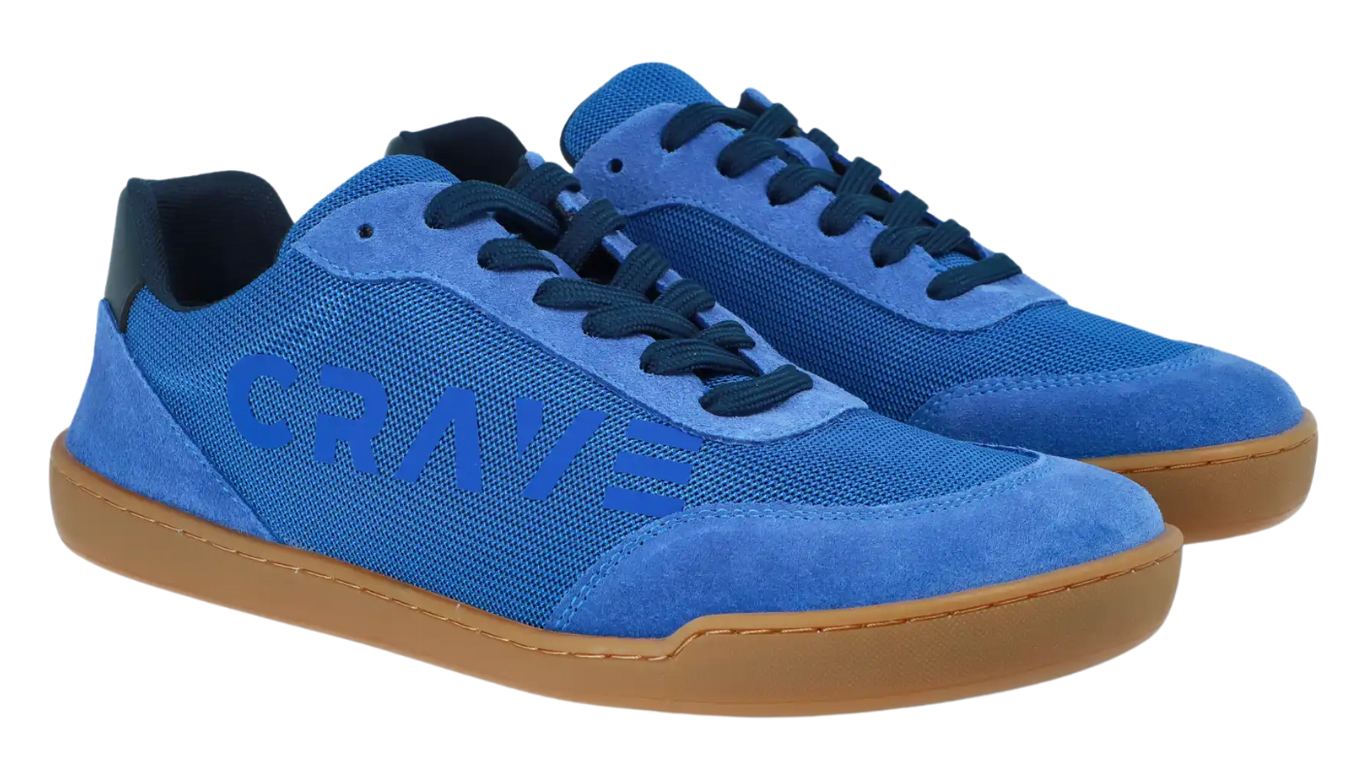 Barfußschuh für Kinder mit Schnürung, breite Zehenbox, flache flexible Sohle, geschlossene Zehen und Ferse, schräge Vorderansicht