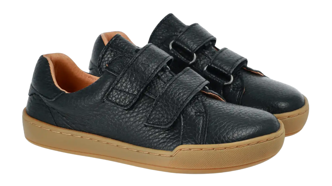 Alltagsbarfußschuh für Kinder mit breiter Zehenbox, Klettverschluss, geschlossenen Zehen und geschlossener Ferse, schräge Vorderansicht