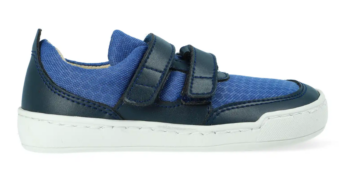 Barfußschuh für Kinder mit Klettverschluss, breiter Zehenbox, flacher flexibler Sohle, geschlossenen Zehen und Ferse, Seitenansicht außen