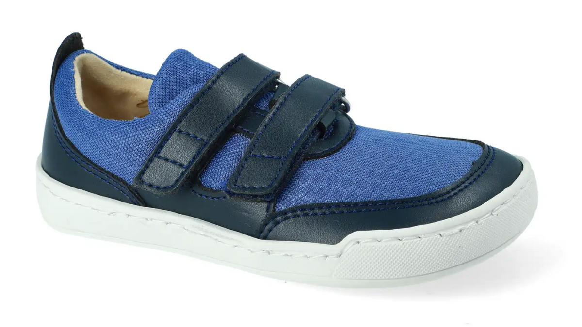 Barfußschuh für Kinder mit Klettverschluss, breiter Zehenbox, flacher flexibler Sohle, geschlossenen Zehen und Ferse, schräge Vorderansicht