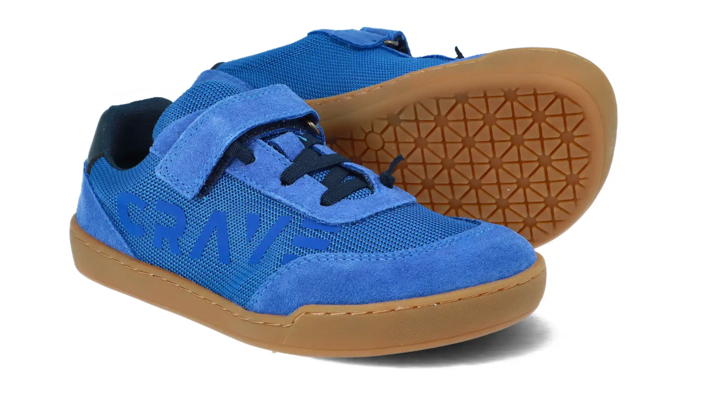 Barfußschuh für Kinder mit Klettverschluss, breiter Zehenbox, flexible Sohle mit Profil, geschlossene Zehen und Ferse, schräge Vorderansicht