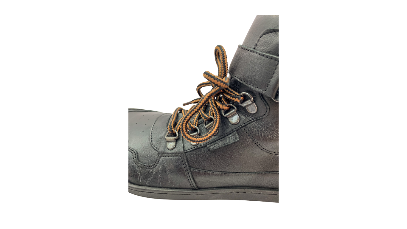 Kinder Barfußschuh mit breiter Zehenbox, Schnürung mit Hakenösen, geschlossener Zehenbereich und flacher Sohle, Detailansicht