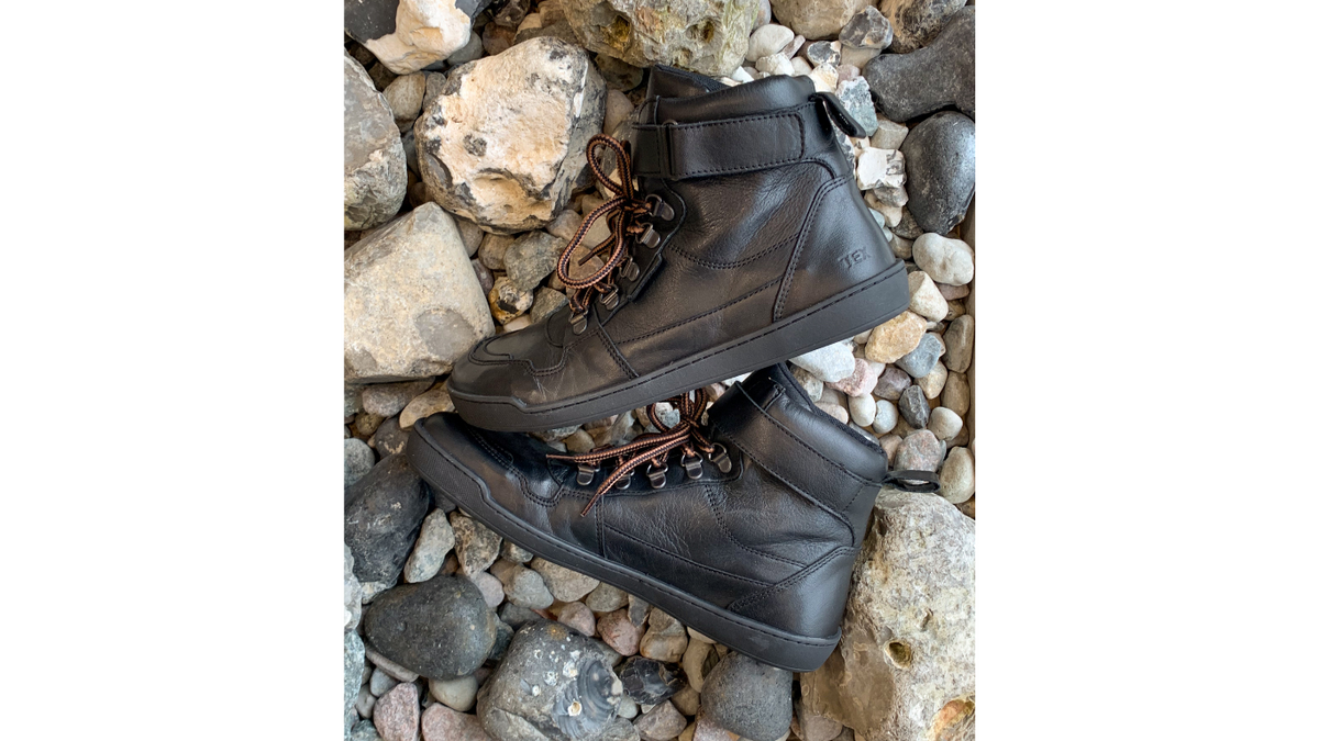 Kinder Barfußschuhe als Paar auf steinigem Untergrund mit hohem Schaft, schräge Vorderansicht