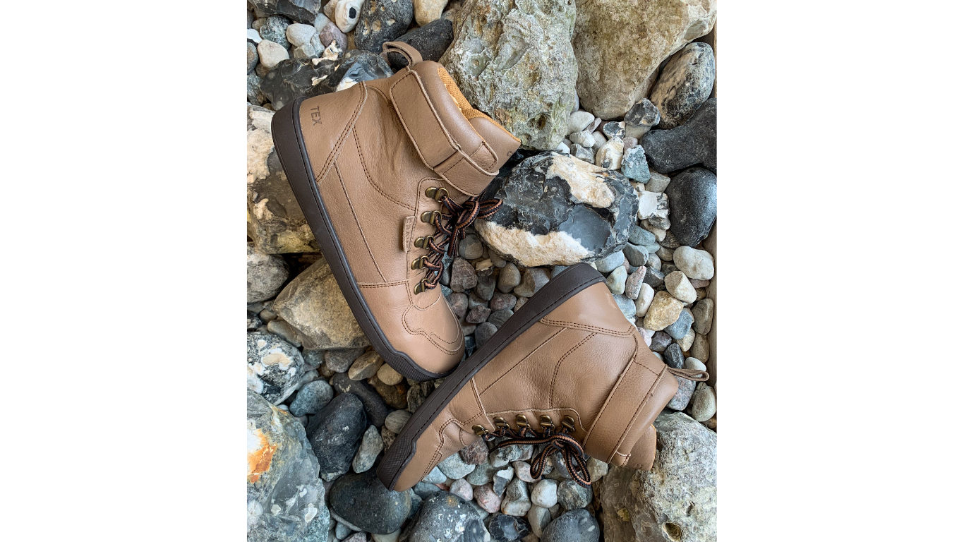 Kinder Barfußschuhe als Paar auf steinigem Untergrund mit hohem Schaft, schräge Vorderansicht