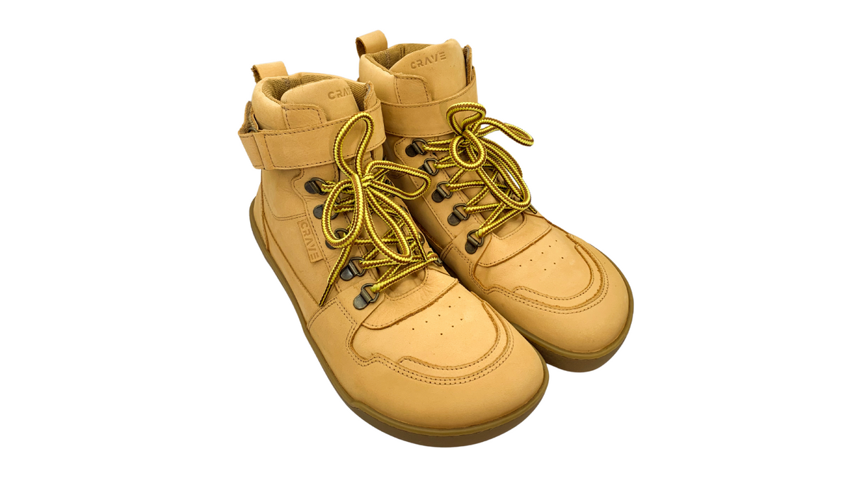 Kinder Barfußschuhe als Paar mit breiter Zehenbox und Schnürung, schräge Vorderansicht
