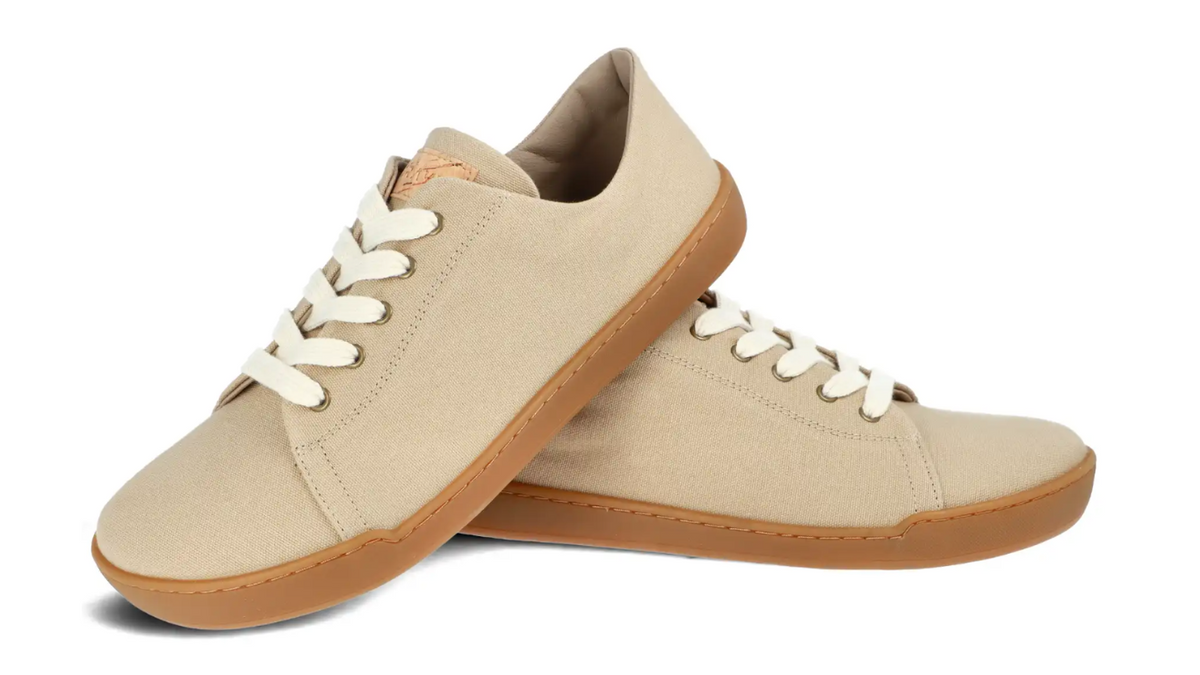 Barfußschuh für Kinder mit Schnürung, breiter Zehenbox, flacher flexibler Sohle, geschlossenen Zehen und Ferse, schräge Vorderansicht