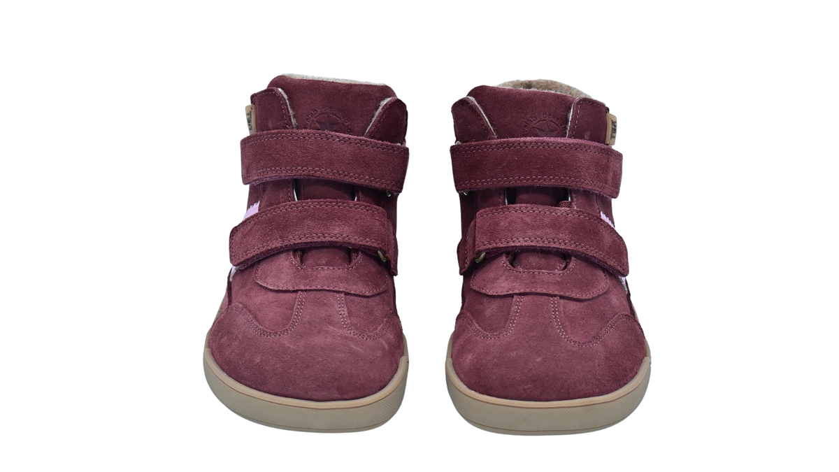 Halbhohe Barfußschuhe für größere Kinder mit zwei Klettverschlüssen, breiter Zehenbox und geschlossenen Zehen, schräge Draufsicht