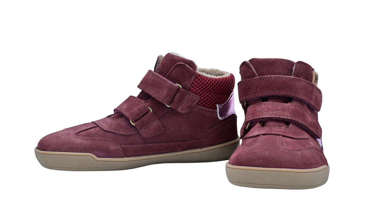 Halbhohe Barfußschuhe für größere Kinder mit zwei Klettverschlüssen und breiter Zehenbox, Seitenansicht innen und schräge Vorderansicht