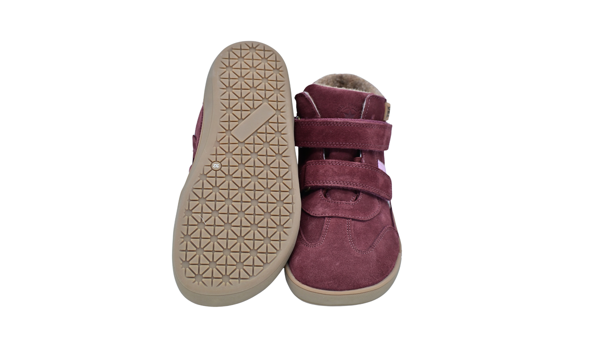 Halbhohe Barfußschuhe für größere Kinder mit Klettverschlüssen und profilierter Sohle, Ansicht von unten und schräge Draufsicht