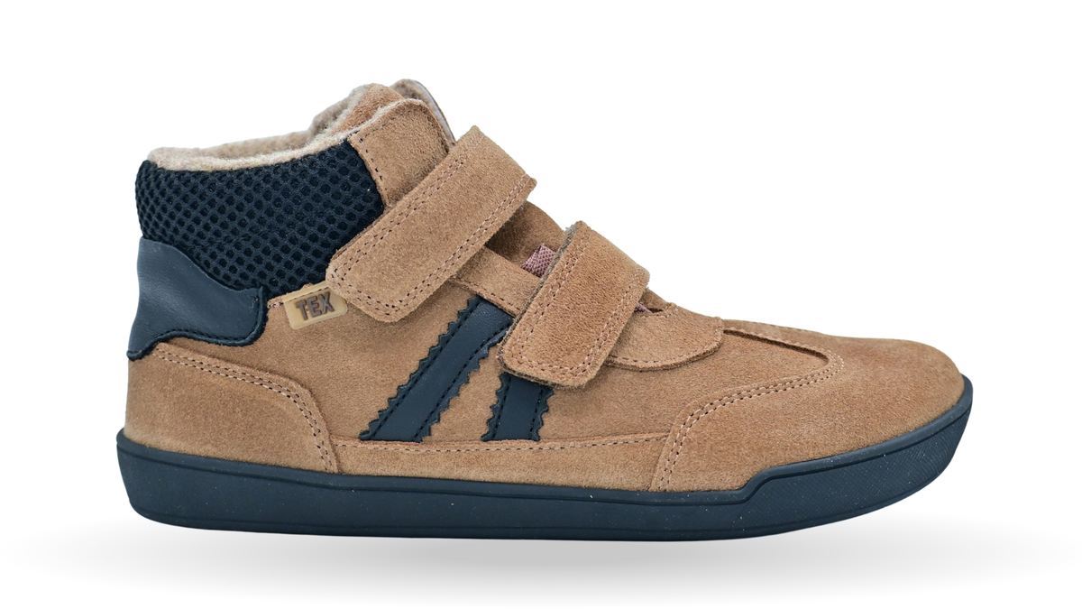 Halbhoher Barfußschuh für größere Kinder mit zwei Klettverschlüssen, breiter Zehenbox und geschlossener Ferse, Seitenansicht außen