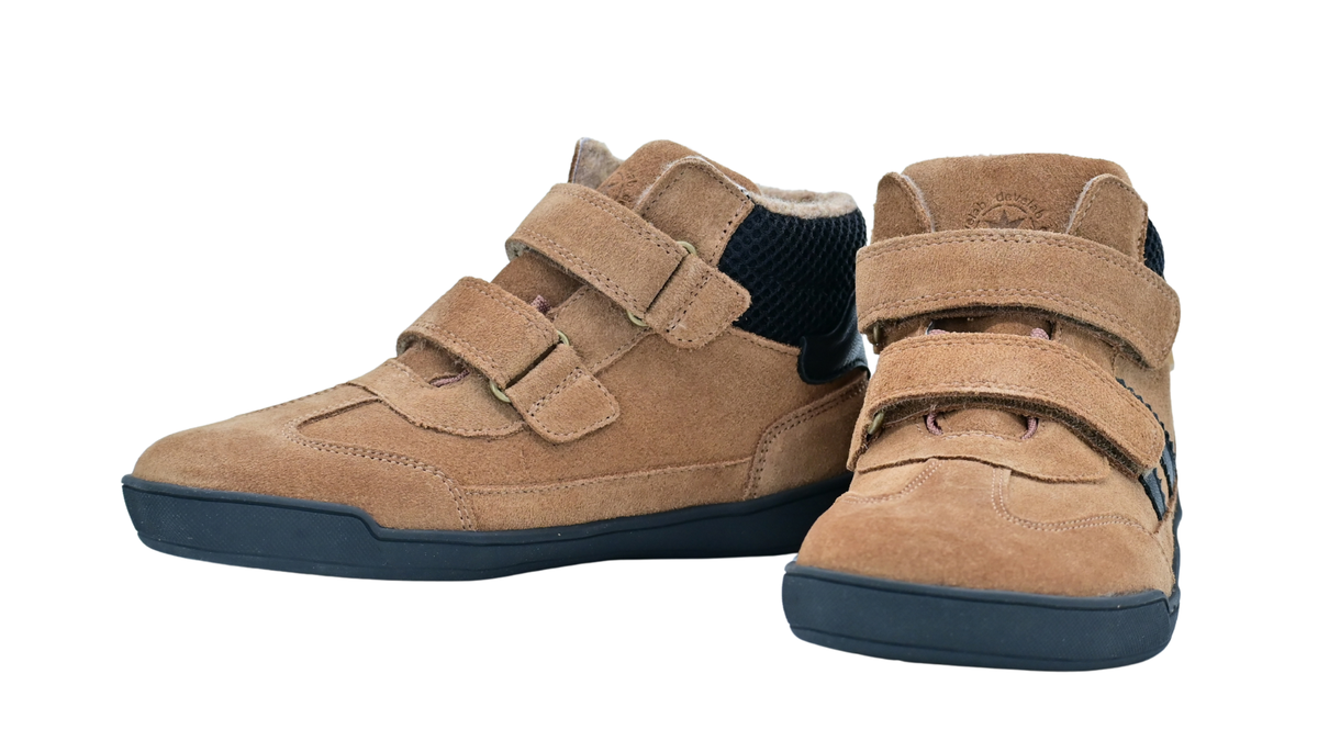 Halbhohe Barfußschuhe für größere Kinder mit zwei Klettverschlüssen und breiter Zehenbox, Seitenansicht innen und schräge Vorderansicht