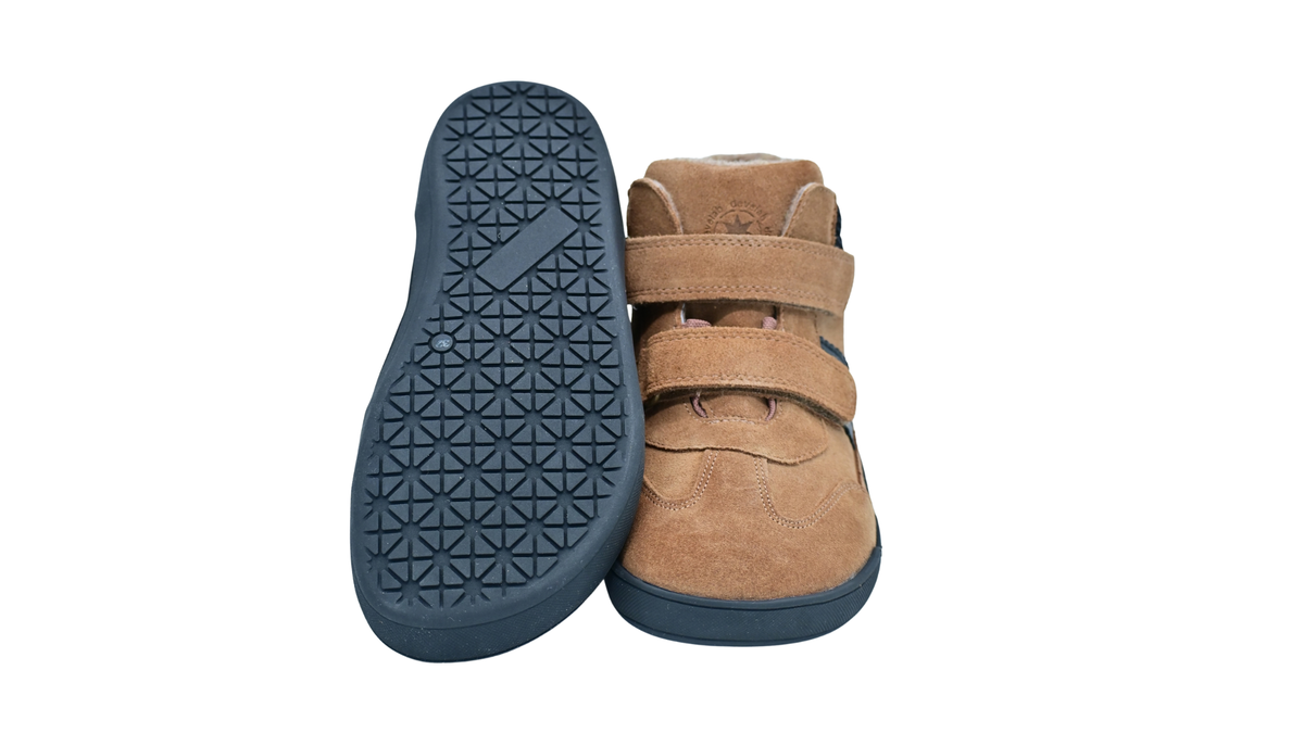 Halbhohe Barfußschuhe für größere Kinder mit Klettverschlüssen und profilierter Sohle, Ansicht von unten und schräge Draufsicht
