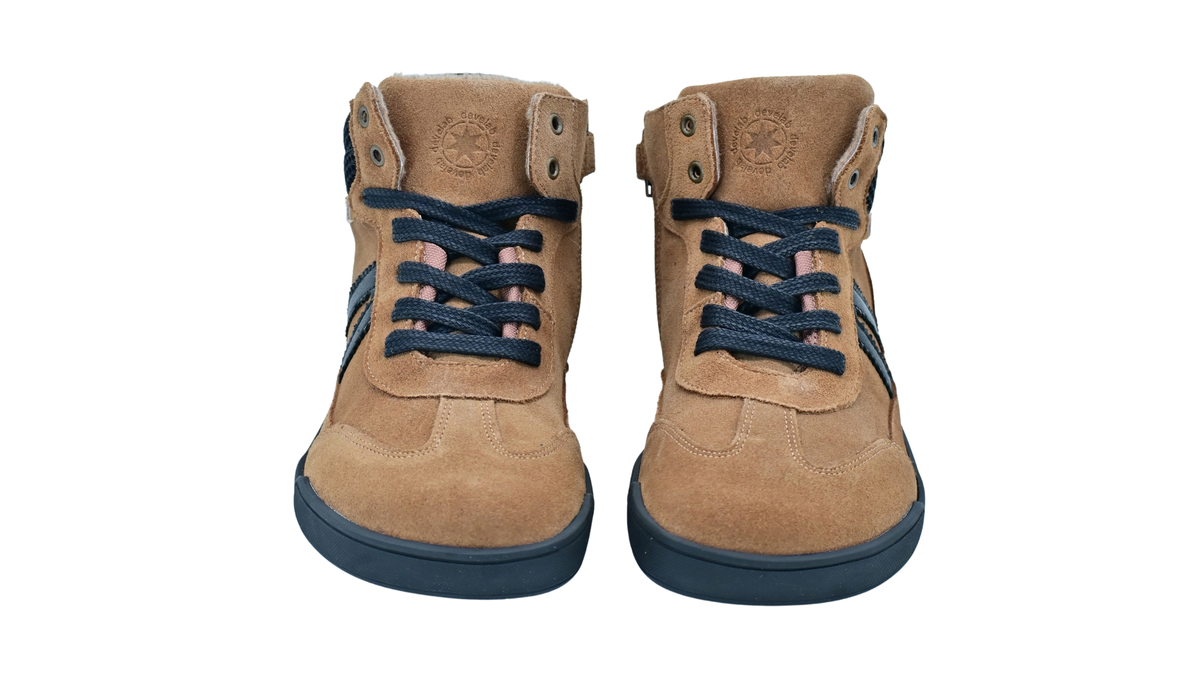Halbhohe Barfußschuhe für Damen und Jugendliche mit Schnürung, breiter Zehenbox und geschlossenen Zehen, schräge Draufsicht