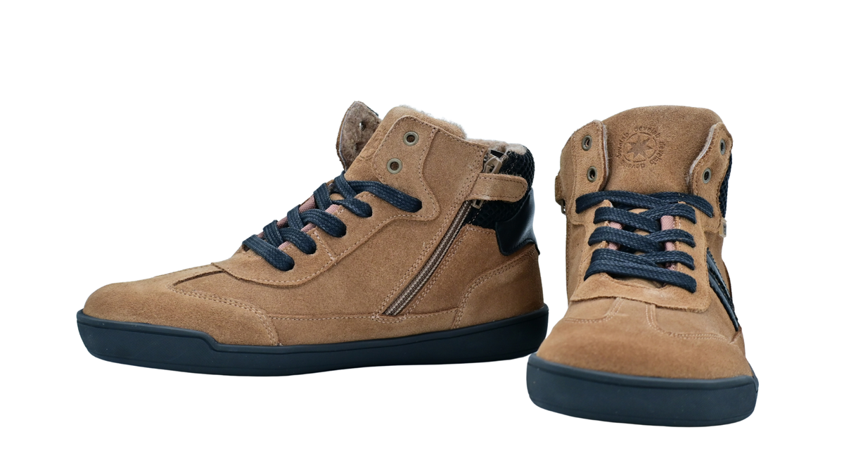 Halbhohe Barfußschuhe für Damen und Jugendliche mit Schnürung und breiter Zehenbox, Seitenansicht innen und schräge Vorderansicht