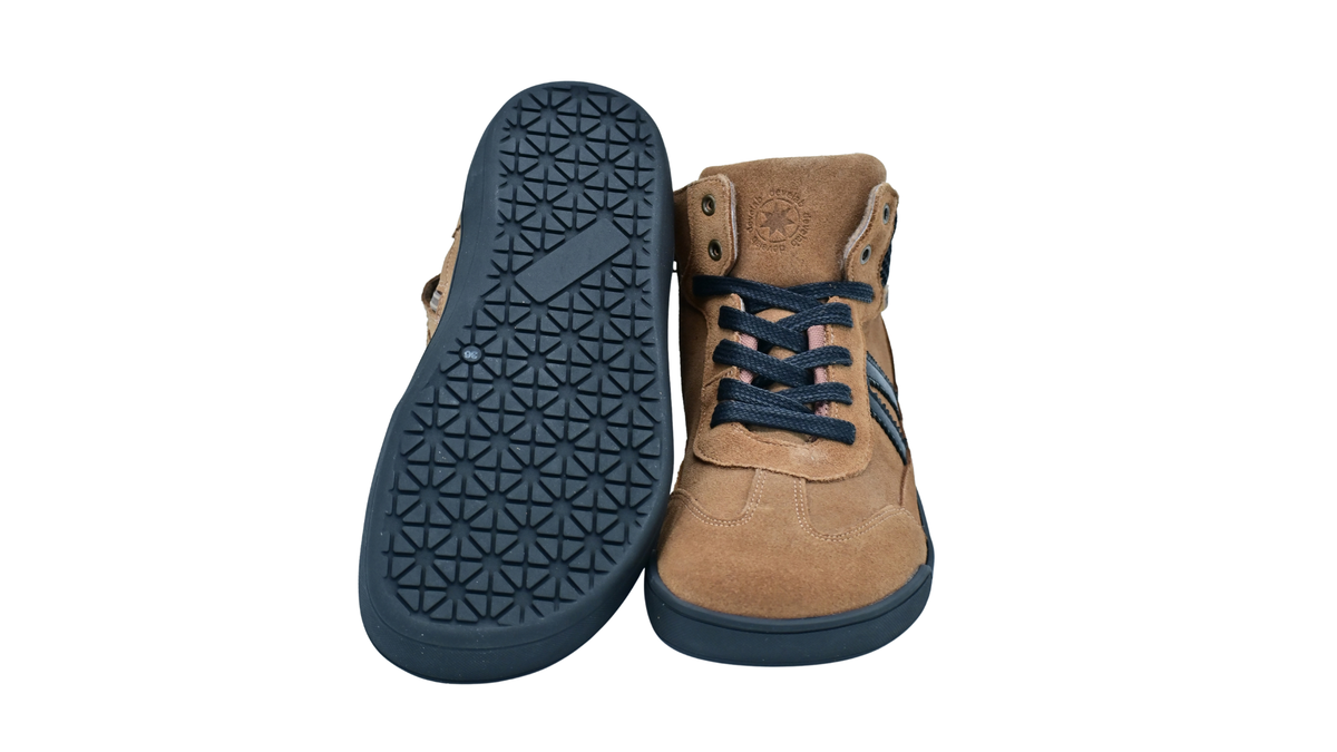 Halbhohe Barfußschuhe für Damen und Jugendliche mit Schnürung und profilierter Sohle, Ansicht von unten und schräge Draufsicht