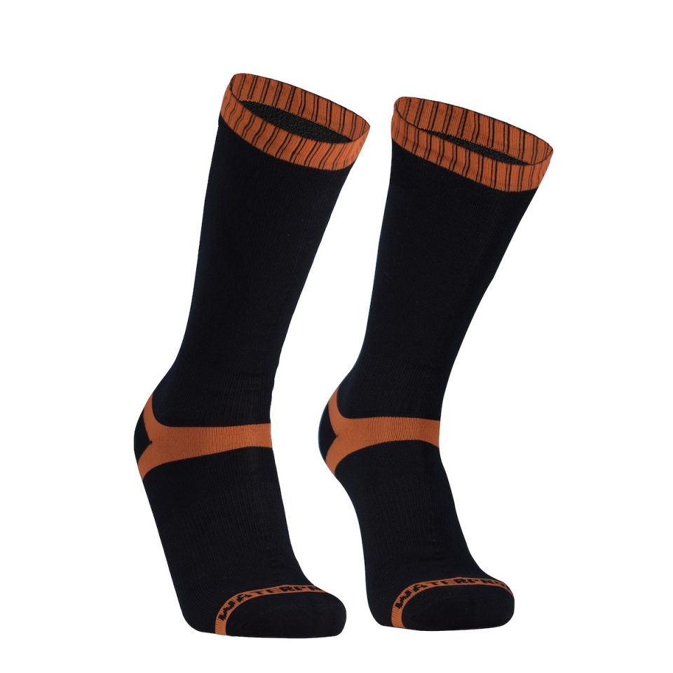 Paar schwarze, kniehohe Socken in Frontansicht. Orangefarbenes Bündchen mit feiner Streifenstruktur am oberen Rand. Orangefarbene Verstärkungen im Fersen-, Mittelfuß- und Zehenbereich. Beide Socken stehen nebeneinander, leicht versetzt. Freigestellt vor weißem Hintergrund.