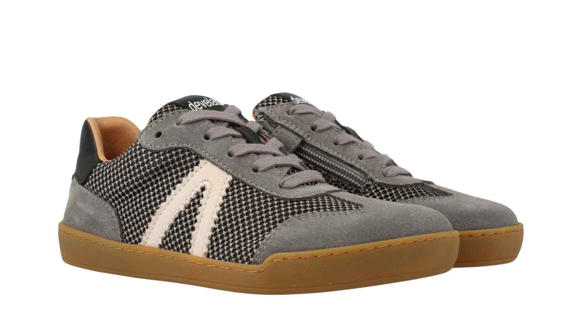 Barfußschuh mit Schnürung, breite Zehenbox, flexible Sohle, geschlossener Fersenbereich, schräge Vorderansicht als Paar