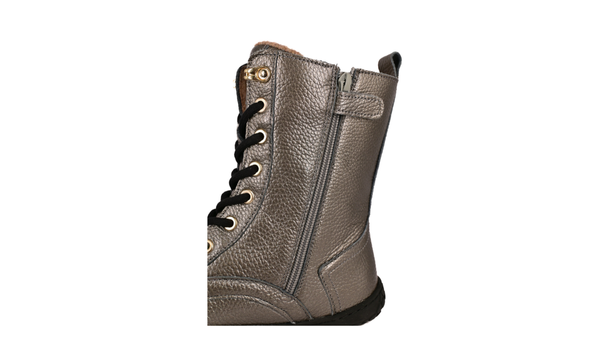 Detailansicht des seitlichen Reißverschlusses des Develab BF Women Mid Boot Laces WR in Anthrazit Metallic mit wasserabweisender Verarbeitung