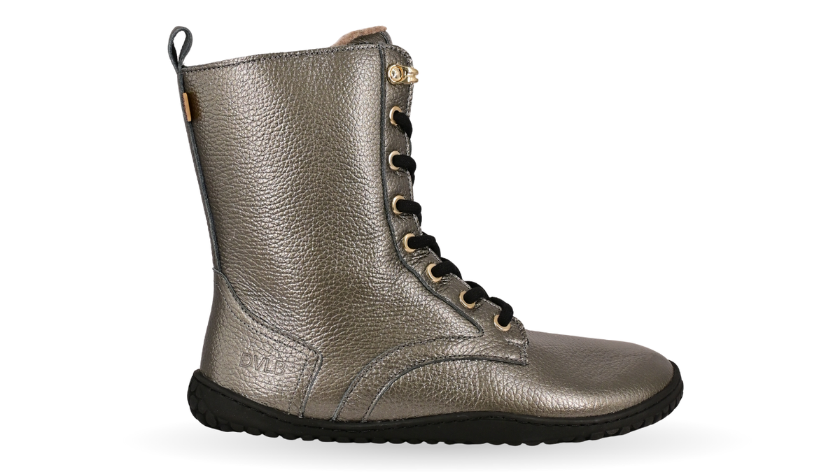 Develab BF Women Mid Boot Laces WR in Anthrazit Metallic, hoher Lederstiefel mit schwarzer Sohle und Schnürung, Seitenansicht.