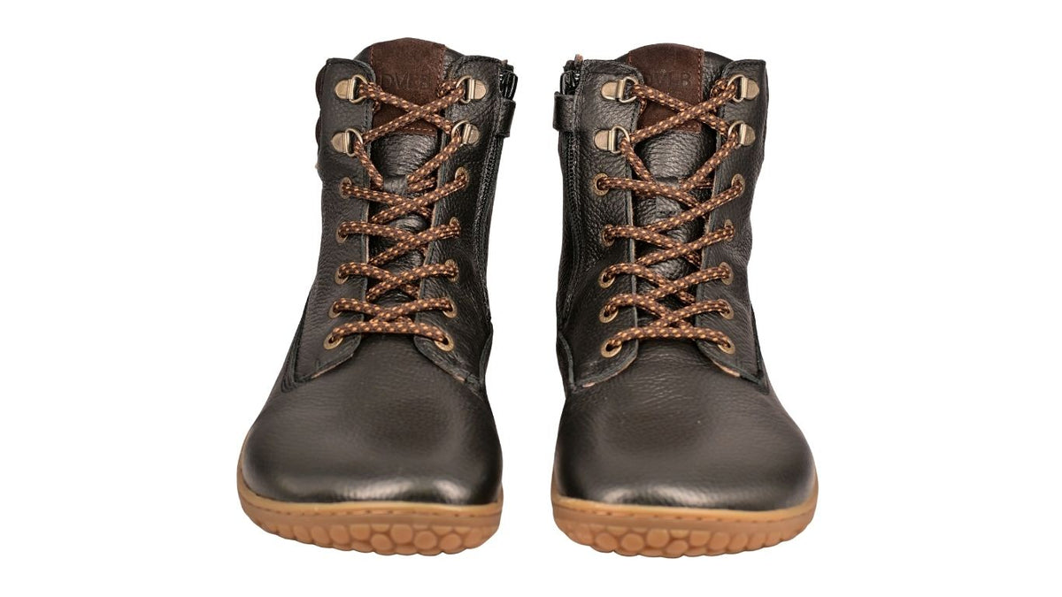 Develab BF Men Mid Boot Laces WR in Schwarz Grained, robuster Lederstiefel mit runder Zehenbox und zweifarbiger Schnürung, Frontansicht.