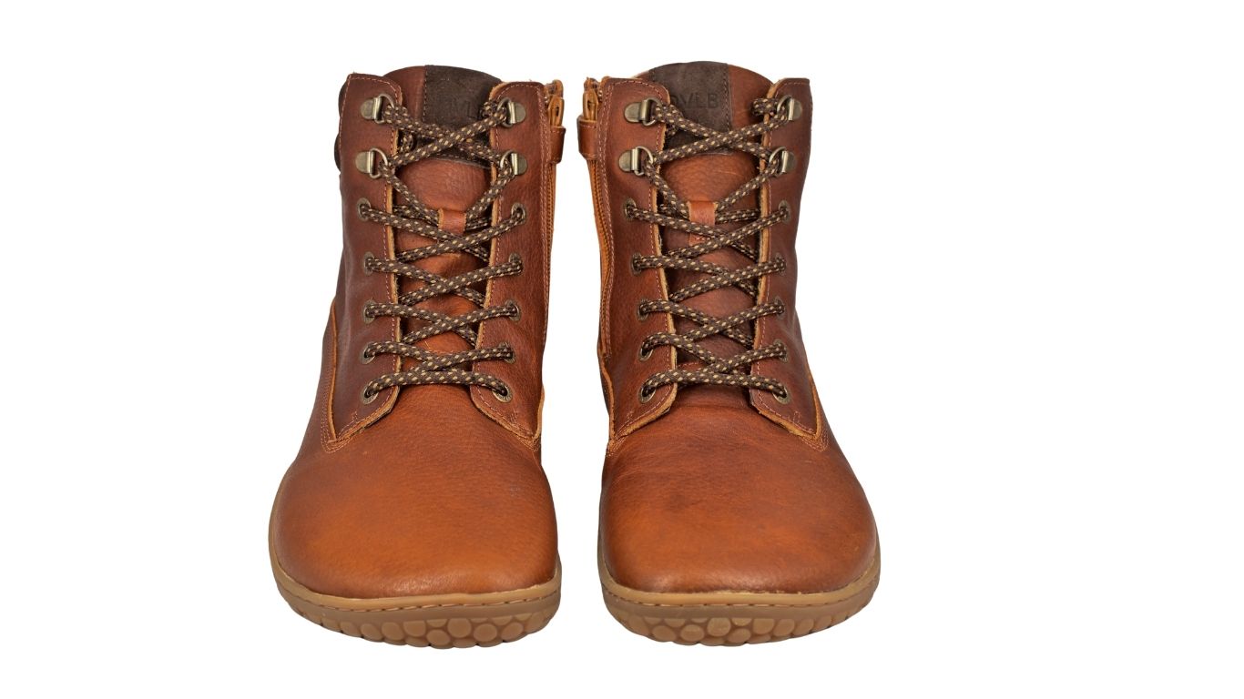 Develab BF Men Mid Boot Laces WR in Cognac Grained, robuster Lederstiefel mit runder Zehenbox und Metallösen, Frontansicht.