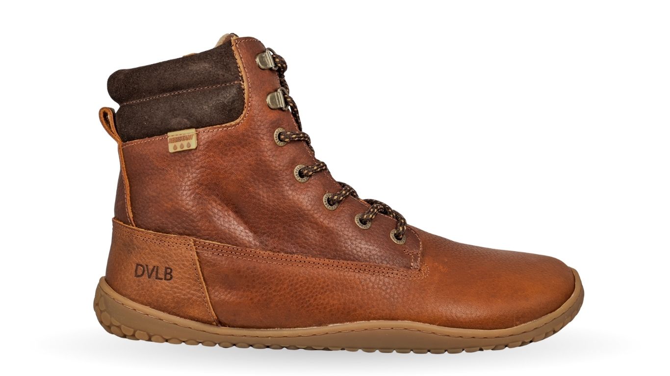 Develab BF Men Mid Boot Laces WR in Cognac Grained, wasserabweisender Lederstiefel mit brauner Profilsohle und Schnürung, Seitenansicht