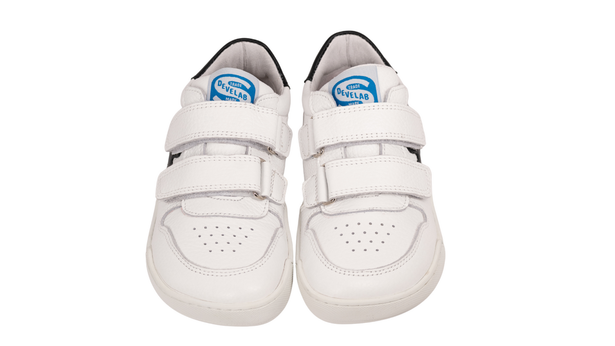 Barfußschuh mit drei Klettverschlüssen, breite Zehenbox, flexible Sohle, geschlossener Fersenbereich, Vorderansicht als Paar